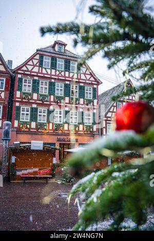 Detaillierter Blick auf einen geschmückten Weihnachtsbaum auf einem verschneiten Markt, Schwarzwald, Calw, Deutschland Stockfoto