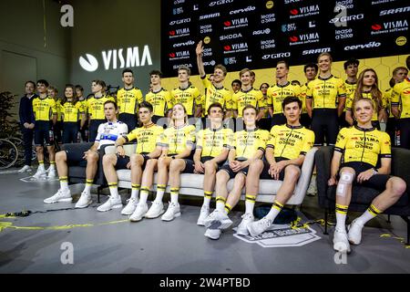 AMSTERDAM - Gruppenfoto mit der ersten Reihe der Radfahrer Christophe Laporte, Wout van Aert, Riejanne Markus, Sepp Kuss, Jonas Vingegaard, Olav Kooij und FEM van Empel bei der Vorstellung der Pläne für die kommende Saison des Radsportteams Team Visma – Lease a Bike, die ehemalige Jumbo-Visma. ANP ROBIN VAN LONKHUIJSEN Stockfoto