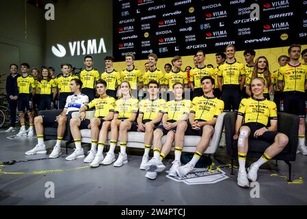 AMSTERDAM - Gruppenfoto mit der ersten Reihe der Radfahrer Christophe Laporte, Wout van Aert, Riejanne Markus, Sepp Kuss, Jonas Vingegaard, Olav Kooij und FEM van Empel bei der Vorstellung der Pläne für die kommende Saison des Radsportteams Team Visma – Lease a Bike, die ehemalige Jumbo-Visma. ANP ROBIN VAN LONKHUIJSEN Stockfoto