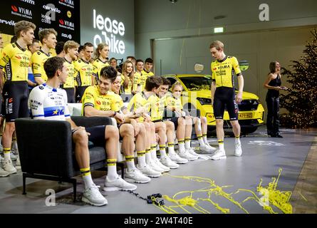 AMSTERDAM - Gruppenfoto mit der ersten Reihe der Radfahrer Christophe Laporte, Wout van Aert, Riejanne Markus, Sepp Kuss, Jonas Vingegaard, Olav Kooij und FEM van Empel bei der Vorstellung der Pläne für die kommende Saison des Radsportteams Team Visma – Lease a Bike, die ehemalige Jumbo-Visma. ANP ROBIN VAN LONKHUIJSEN Stockfoto