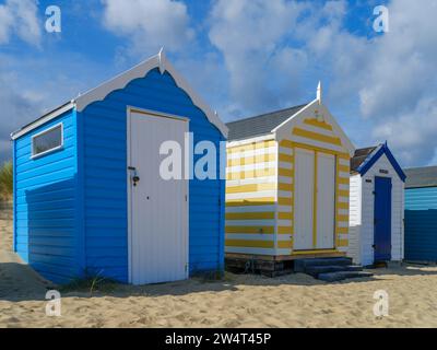 Sommer in England. Eine Reihe berühmter Strandhütten am goldenen Sand von Southwold in Suffolk, England. Stockfoto