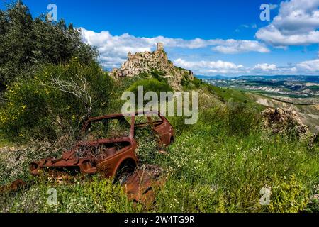 Craco, eine Geisterstadt, die Ende des 20. Jahrhunderts nach einem Erdrutsch aufgegeben wurde, auf einem Hügel in der landwirtschaftlichen Landschaft von Basilika gelegen Stockfoto