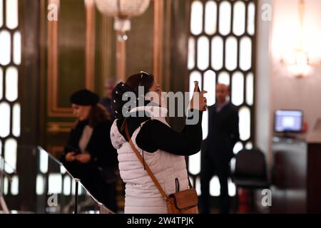 Teheran, Iran. Dezember 2023. Ein Tourist macht Fotos im Niavaran Palast im Niavaran Cultural-Historic Complex im Norden von Teheran, der iranischen Hauptstadt, am 20. Dezember 2023. Quelle: Shadati/Xinhua/Alamy Live News Stockfoto