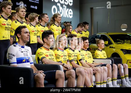 AMSTERDAM - Gruppenfoto mit der ersten Reihe der Radfahrer Christophe Laporte, Wout van Aert, Riejanne Markus, Sepp Kuss, Jonas Vingegaard, Olav Kooij und FEM van Empel bei der Vorstellung der Pläne für die kommende Saison des Radsportteams Team Visma – Lease a Bike, die ehemalige Jumbo-Visma. ANP ROBIN VAN LONKHUIJSEN Stockfoto