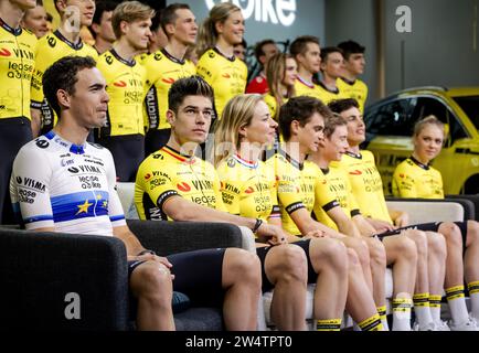 AMSTERDAM - Gruppenfoto mit der ersten Reihe der Radfahrer Christophe Laporte, Wout van Aert, Riejanne Markus, Sepp Kuss, Jonas Vingegaard, Olav Kooij und FEM van Empel bei der Vorstellung der Pläne für die kommende Saison des Radsportteams Team Visma – Lease a Bike, die ehemalige Jumbo-Visma. ANP ROBIN VAN LONKHUIJSEN Stockfoto