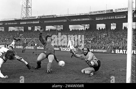 Ajax gegen MVV 4-0, von links nach rechts. In Aktion Rep, Pleumeekers und Torhüter Matthijsen CA. Dezember 1972 Stockfoto