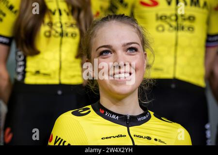 AMSTERDAM - FEM van Empel während der Präsentation der Pläne für die kommende Saison des Radsportteams Team Visma - Lease a Bike, die ehemalige Jumbo-Visma. ANP ROBIN VAN LONKHUIJSEN Stockfoto