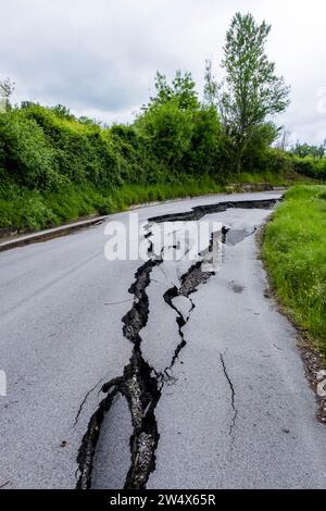 Gebrochene Asphaltstraße in der Nähe von Rotonda nach starken Regenfällen in Basilicata. Stockfoto