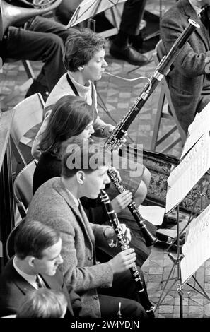 Niederländisches Studentenorchester Proben in der Ruine Kerkje in Bergen unter der Leitung von Jan Brussen CA. Januar 1963 Stockfoto