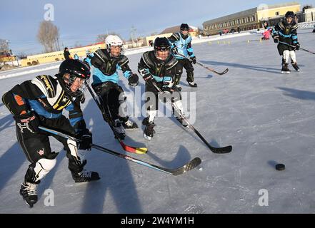 (231221) -- URUMQI, 21. Dezember 2023 (Xinhua) -- Schüler des Eishockeyteams nehmen am Training an der Shuixigou-Mittelschule in Urumqi, nordwestchinesischer Autonomen Region Xinjiang Uygur, 20. Dezember 2023 Teil. Die Shuixigou Middle School, eine neunjährige Bildungsschule im Bezirk Urumqi in Xinjiang, entwickelt ihre Wintersportausbildung seit mehr als 20 Jahren. Die Schüler erhalten elementare Eislaufkurse in den unteren Klassen, danach können sie je nach individuellen Umständen im Eislaufteam, Eishockeyteam oder Eiskunstlauf-Team teilnehmen. Jahre der Ed Stockfoto