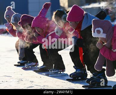 (231221) -- URUMQI, 21. Dezember 2023 (Xinhua) -- die Schüler nehmen an der Shuixigou-Mittelschule in Urumqi, nordwestchinesischer Autonomen Region Xinjiang Uygur, 20. Dezember 2023 Teil. Die Shuixigou Middle School, eine neunjährige Bildungsschule im Bezirk Urumqi in Xinjiang, entwickelt ihre Wintersportausbildung seit mehr als 20 Jahren. Die Schüler erhalten elementare Eislaufkurse in den unteren Klassen, danach können sie je nach individuellen Umständen im Eislaufteam, Eishockeyteam oder Eiskunstlauf-Team teilnehmen. Jahre Ausbildung auf WIN Stockfoto