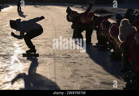 (231221) -- URUMQI, 21. Dezember 2023 (Xinhua) -- die Schüler nehmen an der Shuixigou-Mittelschule in Urumqi, nordwestchinesischer Autonomen Region Xinjiang Uygur, 20. Dezember 2023 Teil. Die Shuixigou Middle School, eine neunjährige Bildungsschule im Bezirk Urumqi in Xinjiang, entwickelt ihre Wintersportausbildung seit mehr als 20 Jahren. Die Schüler erhalten elementare Eislaufkurse in den unteren Klassen, danach können sie je nach individuellen Umständen im Eislaufteam, Eishockeyteam oder Eiskunstlauf-Team teilnehmen. Jahre Ausbildung auf WIN Stockfoto