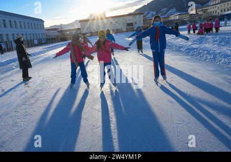 (231221) -- URUMQI, 21. Dezember 2023 (Xinhua) -- Schüler nehmen einen Eiskunstlauf-Kurs an der Shuixigou-Mittelschule in Urumqi, nordwestchinesischer Autonomen Region Xinjiang Uygur, 20. Dezember 2023. Die Shuixigou Middle School, eine neunjährige Bildungsschule im Bezirk Urumqi in Xinjiang, entwickelt ihre Wintersportausbildung seit mehr als 20 Jahren. Die Schüler erhalten elementare Eislaufkurse in den unteren Klassen, danach können sie je nach individuellen Umständen im Eislaufteam, Eishockeyteam oder Eiskunstlauf-Team teilnehmen. Jahre Ausbildung auf WIN Stockfoto