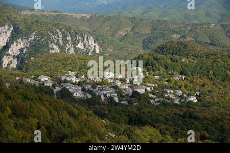 Landschaft des Dorfes Monodendri in Zentral-Zagori, Epirus-Region, in der Region Ioannina in Griechenland. Stockfoto