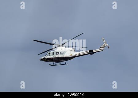 Chiangmai, Thailand - 3. Oktober 2023: Bell UH-1H Iroquois (205) der Royal Thai Police. Foto Über Chiangmai City. Stockfoto