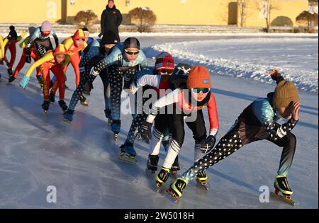 (231221) -- URUMQI, 21. Dezember 2023 (Xinhua) -- Schüler des Speedskating-Teams nehmen am Training an der Shuixigou-Mittelschule in Urumqi, nordwestchinesischer Autonomen Region Xinjiang Uygur, 20. Dezember 2023 Teil. Die Shuixigou Middle School, eine neunjährige Bildungsschule im Bezirk Urumqi in Xinjiang, entwickelt ihre Wintersportausbildung seit mehr als 20 Jahren. Die Schüler erhalten elementare Eislaufkurse in den unteren Klassen, danach können sie je nach individuellen Umständen im Eislaufteam, Eishockeyteam oder Eiskunstlauf-Team teilnehmen. Jahre o Stockfoto