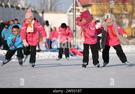 (231221) -- URUMQI, 21. Dezember 2023 (Xinhua) -- die Schüler nehmen an der Shuixigou-Mittelschule in Urumqi, nordwestchinesischer Autonomen Region Xinjiang Uygur, 20. Dezember 2023 Teil. Die Shuixigou Middle School, eine neunjährige Bildungsschule im Bezirk Urumqi in Xinjiang, entwickelt ihre Wintersportausbildung seit mehr als 20 Jahren. Die Schüler erhalten elementare Eislaufkurse in den unteren Klassen, danach können sie je nach individuellen Umständen im Eislaufteam, Eishockeyteam oder Eiskunstlauf-Team teilnehmen. Jahre Ausbildung auf WIN Stockfoto