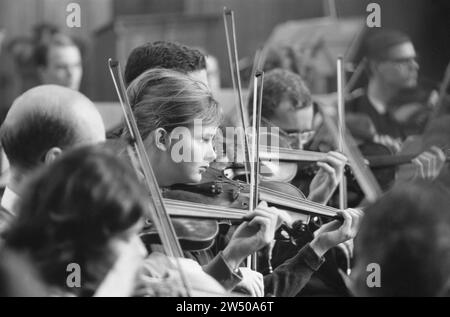 Niederländisches Studentenorchester Proben in der Ruine Kerkje in Bergen CA. Januar 1963 Stockfoto