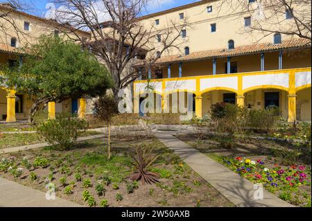 Arles, Frankreich - 13. März 2023: Innenhof des L'Espace Van Gogh in Arles an einem sonnigen Tag im Frühling Stockfoto