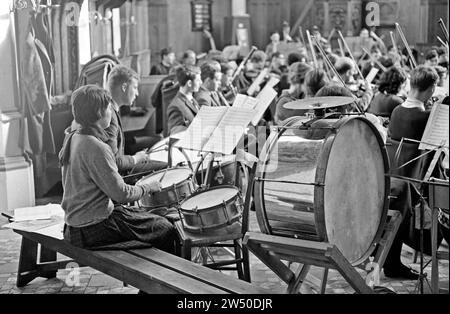 Niederländisches Studentenorchester Proben in der Ruine Kerkje in Bergen CA. Januar 1963 Stockfoto