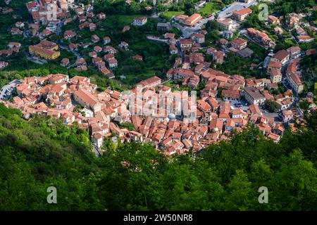 Aus der Vogelperspektive auf Maratea, eine kleine Stadt umgeben von tiefen Wäldern an den Hängen des Monte San Biagio. Stockfoto