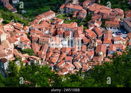 Aus der Vogelperspektive auf Maratea, eine kleine Stadt umgeben von tiefen Wäldern an den Hängen des Monte San Biagio. Stockfoto