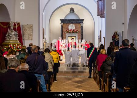 Kirchendiener bereiten eine Prozession von der Kirche nach Maratea in der Basilika di San Biagio vor, die Einheimischen begleiten die Gebete. Stockfoto