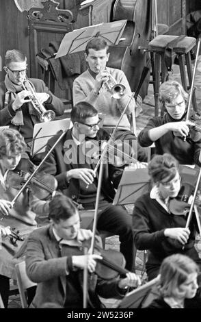 Niederlande Studentenorchester Proben in der Ruine Kerkje in Bergen, Übersicht ca. Januar 1963 Stockfoto