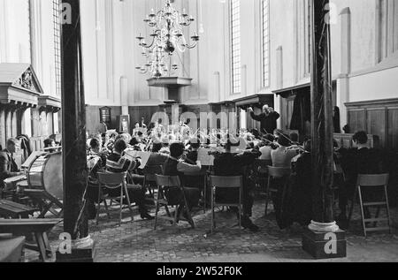 Niederlande Studentenorchester Proben in der Ruine Kerkje in Bergen, Übersicht ca. Januar 1963 Stockfoto