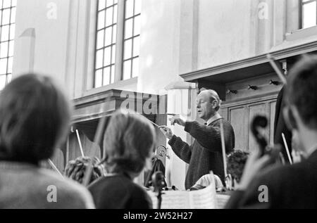 Niederlande Studentenorchester Proben in der Ruine Kerkje in Bergen, Übersicht ca. Januar 1963 Stockfoto