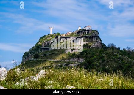 Der Gipfel des Monte San Biagio mit der Statue Christi des Erlösers von Maratea, Cristo Redentore di Maratea. Stockfoto