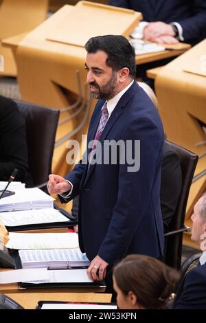 Edinburgh, Schottland, Großbritannien. Dezember 2023. IM BILD: Humza Yousaf MSP, erster Minister von Schottland und Führer der Scottish National Party (SNP). Wöchentliche Sitzung der ersten Ministerfragen und der letzten Sitzung vor der Weihnachtsferien. Credit: Colin D Fisher Credit: Colin Fisher/Alamy Live News Stockfoto