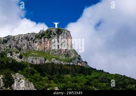 Der Gipfel des Monte San Biagio mit der Statue Christi des Erlösers von Maratea, Cristo Redentore di Maratea. Stockfoto