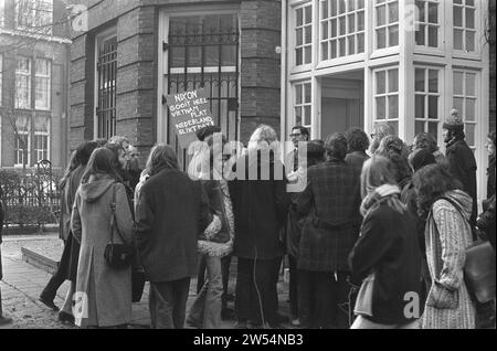 Demonstration gegen die Bombardierung Nordvietnams beim amerikanischen Konsulat in Amsterdam CA. Dezember 1972 Stockfoto