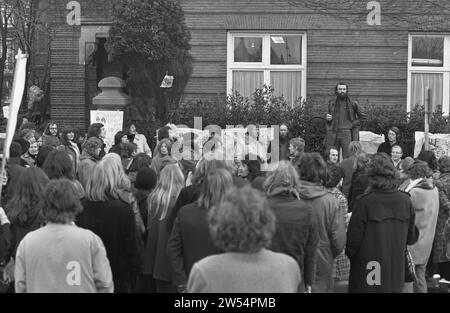 Demonstration gegen die Bombardierung Nordvietnams beim amerikanischen Konsulat in Amsterdam CA. Dezember 1972 Stockfoto