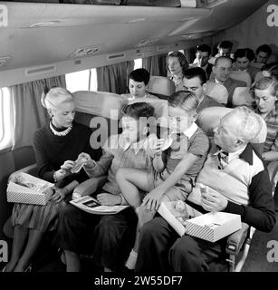 Passagiere essen ein Sandwich an Bord eines KLM Passagierflugzeugs ca. 1950 Stockfoto