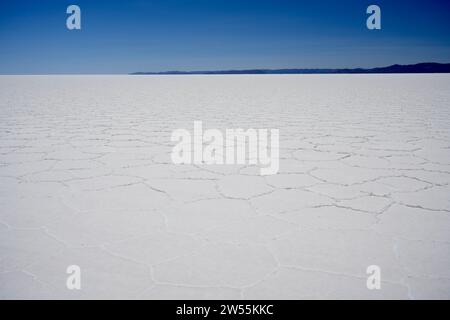 Sechseckige Formen in den Salinen von Uyuni, Bolivien. Stockfoto