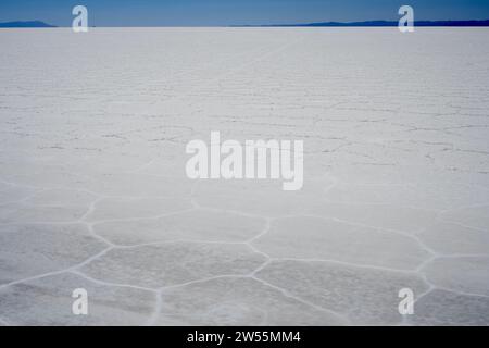 Sechseckige Formen in den Salinen von Uyuni, Bolivien. Stockfoto