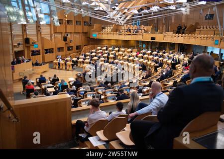 Edinburgh, Schottland, Großbritannien. Dezember 2023. IM BILD: Humza Yousaf MSP, erster Minister von Schottland und Führer der Scottish National Party (SNP). Wöchentliche Sitzung der ersten Ministerfragen und der letzten Sitzung vor der Weihnachtsferien. Credit: Colin D Fisher Credit: Colin Fisher/Alamy Live News Stockfoto