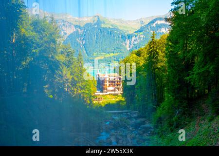 Das historische Grandhotel Giessbach auf der Bergseite mit Wasserfall in Brienz, Berner Oberland, Kanton Bern, Schweiz, Europa Stockfoto