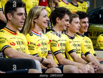 AMSTERDAM - Gruppenfoto mit in der ersten Reihe die Radfahrer Wout van Aert, Riejanne Markus, Sepp Kuss, Jonas Vingegaard, Olav Kooij während der Präsentation der Pläne für die kommende Saison des Radsportteams Team Visma - Lease a Bike, die ehemalige Jumbo-Visma. ANP ROBIN VAN LONKHUIJSEN Stockfoto