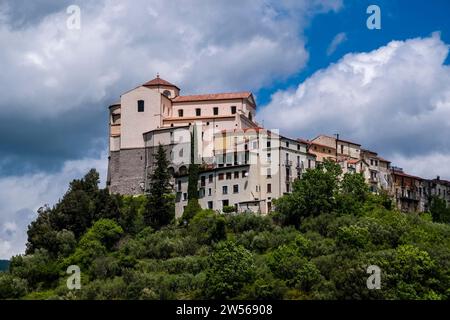 Die kleine Stadt Rivello mit der Kirche Santa Maria del Poggio liegt malerisch auf dem Gipfel einer bewaldeten Hügellandschaft. Stockfoto