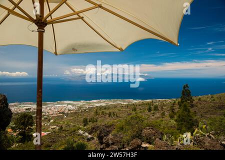 Panorama von Mirador de Chirche über Guia de Isora und Playa de San Juan bis zur Westküste, mit der Insel Gomera im Hintergrund, Teneriffa Stockfoto