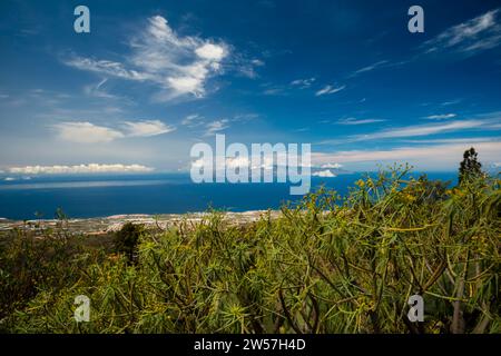 Panorama von Mirador de Chirche über Guia de Isora und Playa de San Juan bis zur Westküste, mit der Insel Gomera im Hintergrund, Teneriffa Stockfoto