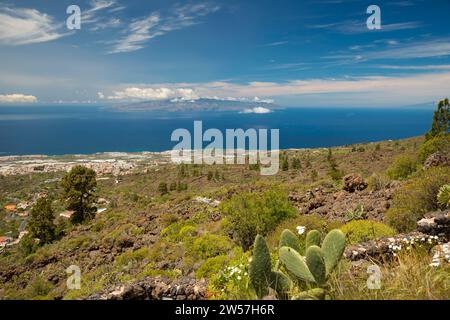 Panorama von Mirador de Chirche über Guia de Isora und Playa de San Juan bis zur Westküste, mit der Insel Gomera im Hintergrund, Teneriffa Stockfoto