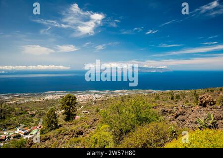 Panorama von Mirador de Chirche über Guia de Isora und Playa de San Juan bis zur Westküste, mit der Insel Gomera im Hintergrund, Teneriffa Stockfoto