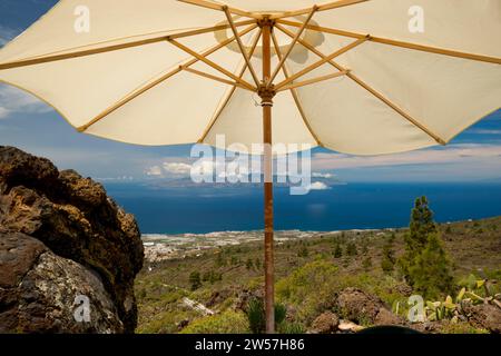 Panorama von Mirador de Chirche über Guia de Isora und Playa de San Juan bis zur Westküste, mit der Insel Gomera im Hintergrund, Teneriffa Stockfoto