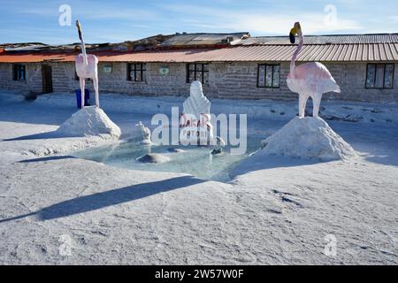 Modell-Flamingos vor dem Salzhotel in der Nähe des Dakar Bolivien Monuments in Salar de Uyuni, in der Nähe von Colchani. Uyuni Salt Flat, Bolivien. Stockfoto