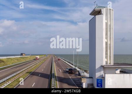 Aussichtsturm auf dem Afsluitdijk zwischen Wattenmeer und Ijsselmeer, zwischen den Provinzen Noord-Holland und Friesland, Niederlande Stockfoto