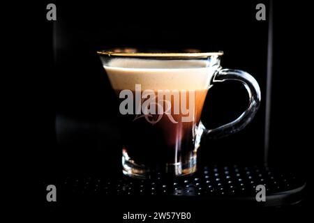 Cremiger Kaffee mit Milch Stockfoto